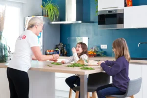 Baby sitter garde deux enfants et fait à manger avec eux